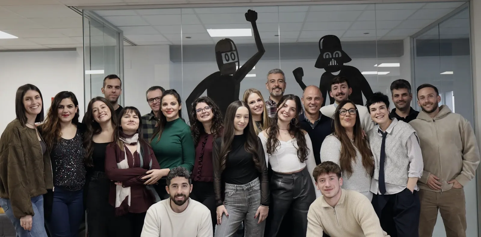 Parte del equipo de Azumi y Esparta Digital en la oficina de Valencia