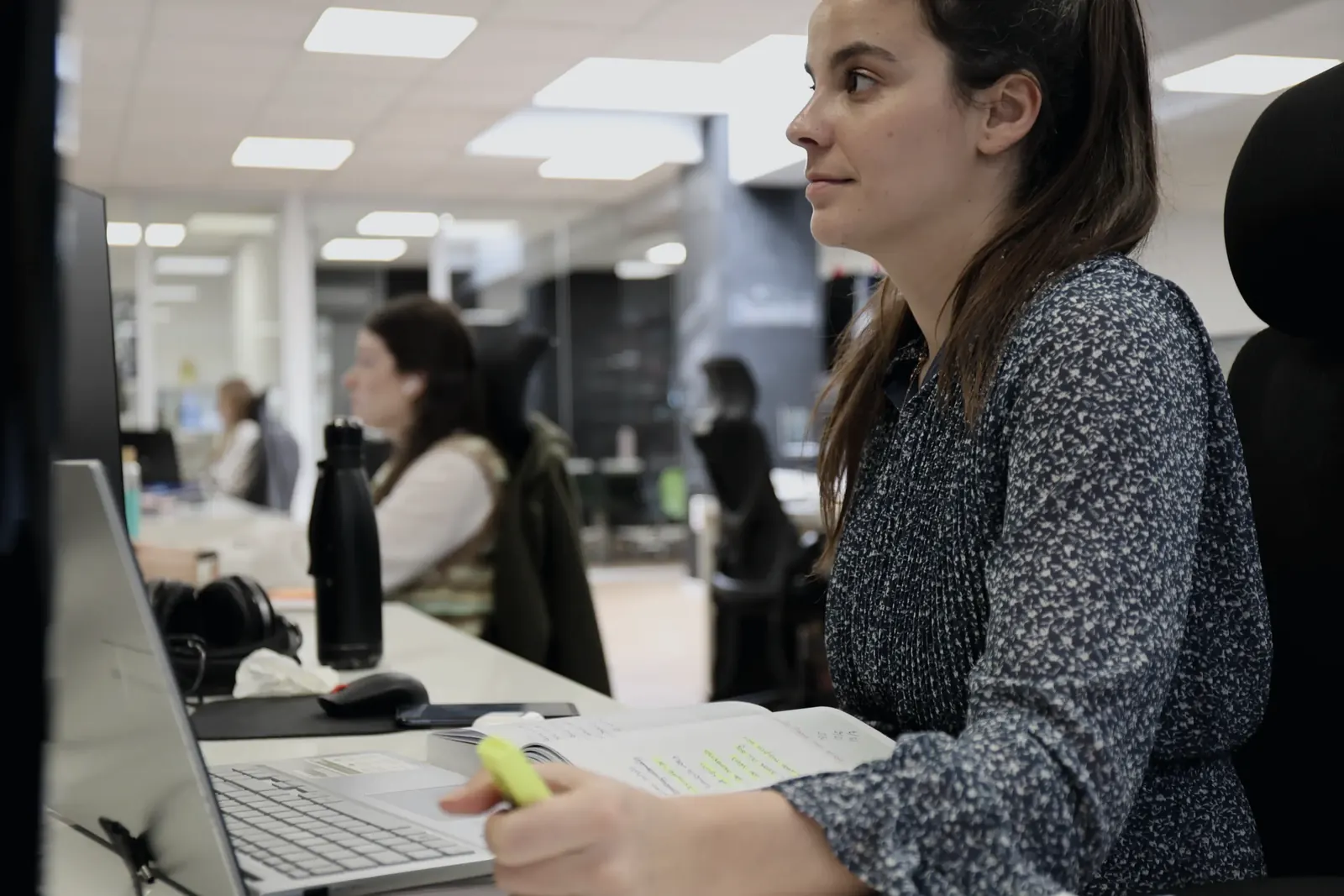 Especialista del equipo trabajando en la oficina de Valencia